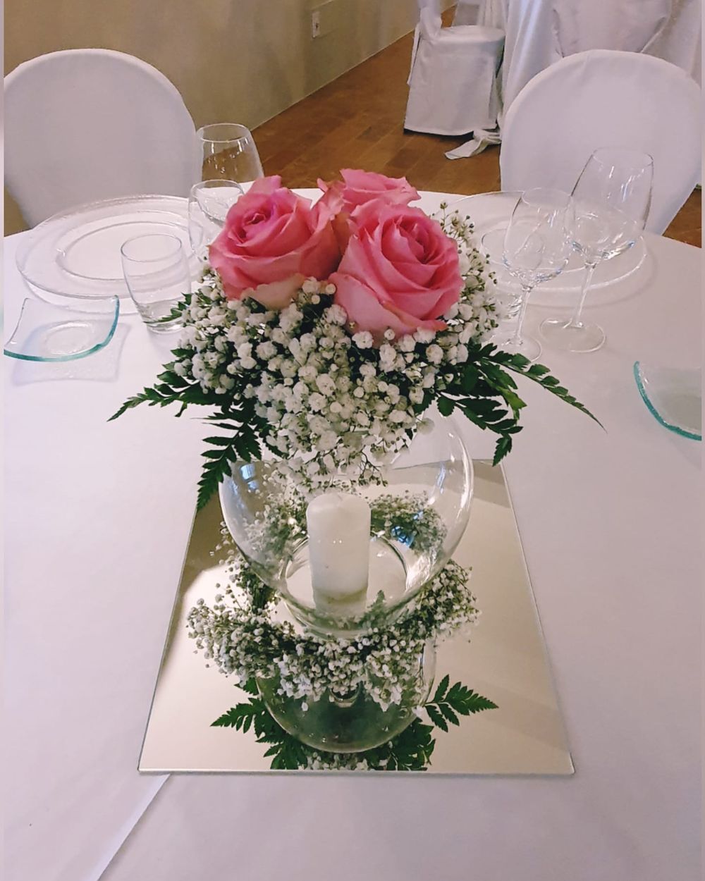 Centrotavola con rose rosa e candela