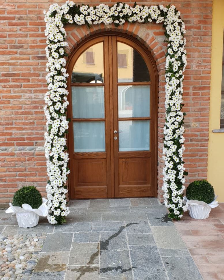 Portale fiorito con margherite bianche per un matrimonio
