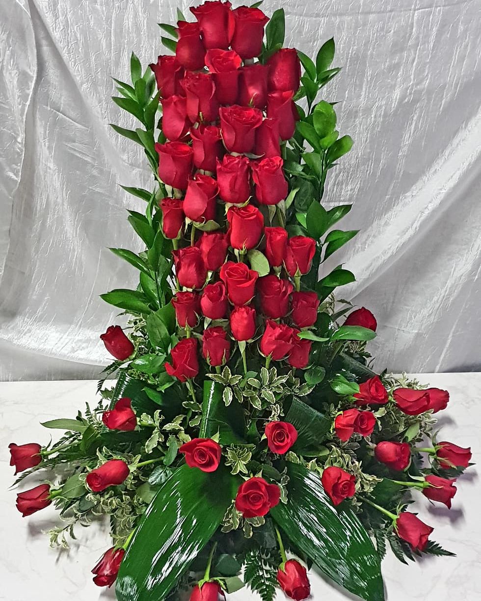 Composizione di rose rosse