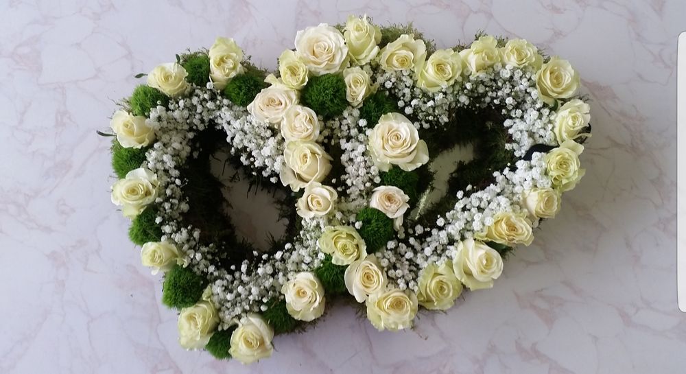 Doppio cuore di rose bianche e gypsophila