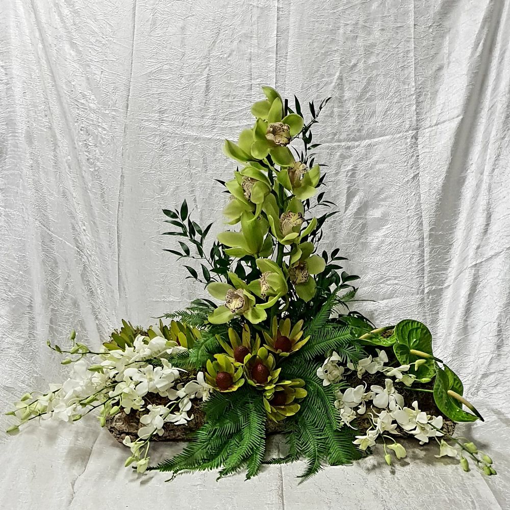 Composizione con orchidee Cymbidium verdi