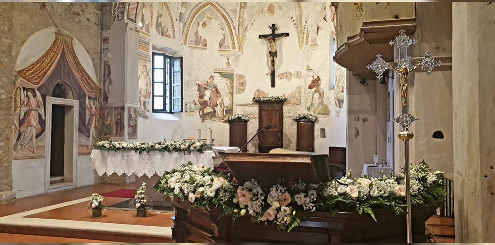 Addobbo floreale dell'altare in chiesa